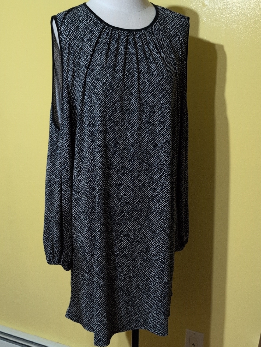 Apt. 9 Black & White Cold-Shoulder Shift Dress